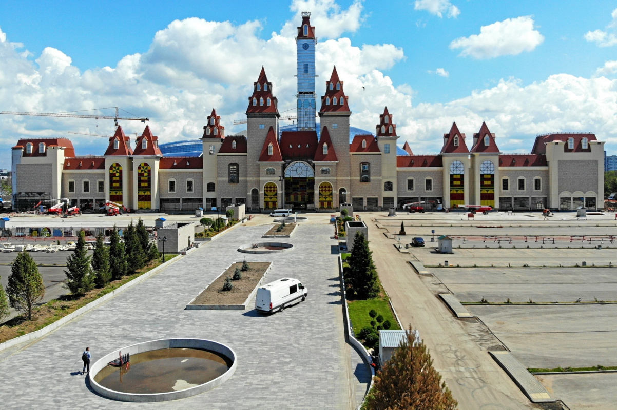 Парк развлечений «Остров мечты» с самым большим паркингом в России
